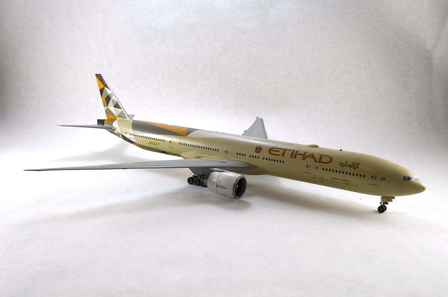 Модель самолета Boeing 777-300ER Etihad Airlines. Вид справа.